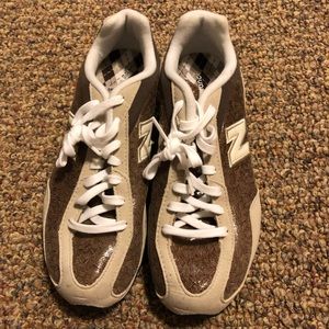 NEW BALANCE Four Two Four: Wood-grain Women’s 7